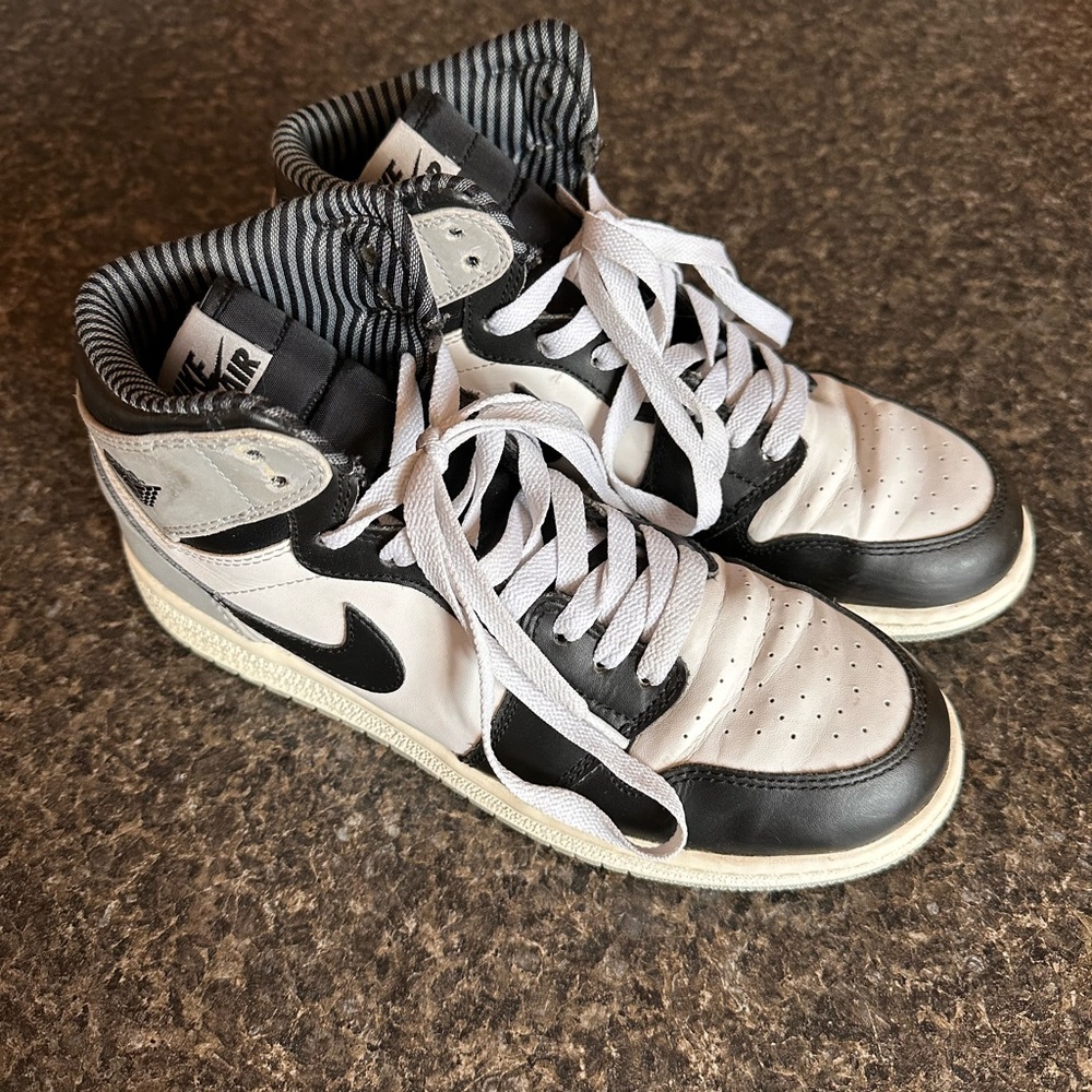 Good condition high top Nike Air Jordan. Youth 7, barely worn.